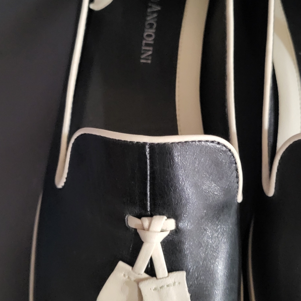Elegant Black Leather Loafers with Tassel Accents - Picture 5 of 7